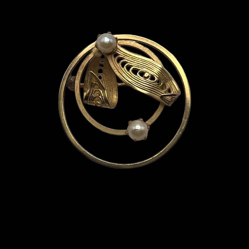 Vintage Faux Pearl Brooch Double Circle Pin with Gold Tone‎ Wire Leaves